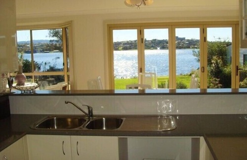 Primbee House | Lakeside Cottage Primbee - Absolute Waterfront Position