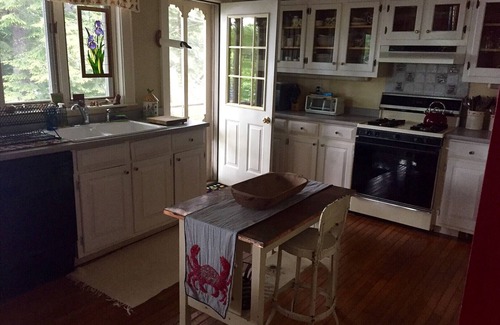 Enfield House | Lakeside Cottage Retreat