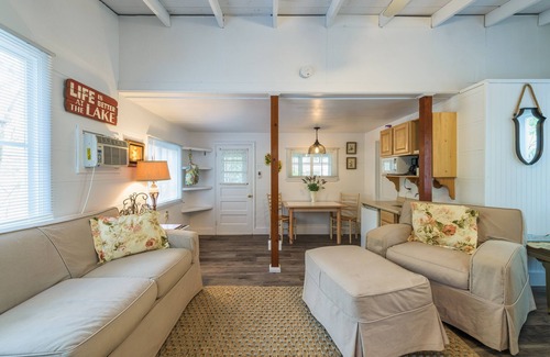 Fennville House | Lakeside Cottage - Right across of Westside County Park with lake access