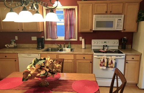 Taylorsville Cottage | Lakeside Cottage - upgraded hot tub! - near KY Bourbon Trail