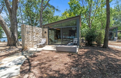 Malakoff Cottage | Lakeside Cottage w/modern amenities, stunning lake views, pickleball court