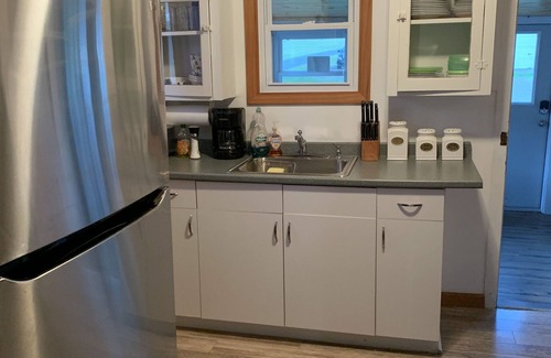 Town of Porter Cottage | Lakeside Cottage w/Private Beach and Sunset Views-Niagara