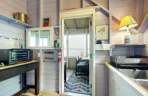 South Hero Cottage | Lakeside cottage, waterfront, boat ramp, dock, kayaks, SUP, bbq, firepit, wifi