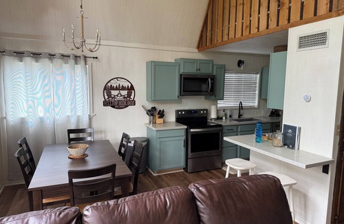 Jasper Cottage | Lakeside cottage, water access + pet friendly