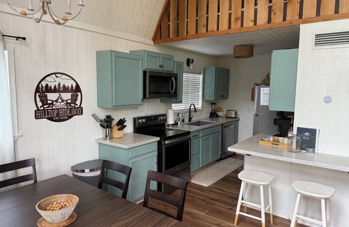 Jasper Cottage | Lakeside cottage, water access + pet friendly
