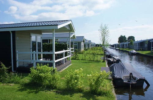 Zuideinde Cottage | Lakeside Cottage with Boat