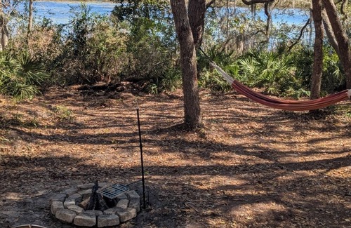 Edgar Cabin | Lakeside Cozy Glamping Pet-Friendly, Free Parking