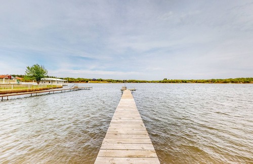 Bowie House | Lakeside dog-friendly retreat with covered patio