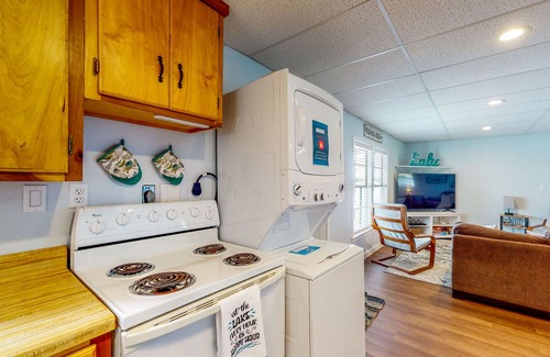 Bowie House | Lakeside dog-friendly retreat with covered patio