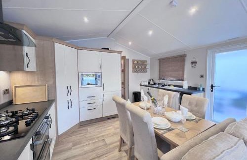 Tattershall Resort | Lakeside Dorchester Lodge - Hot Tub with Fishing Peg