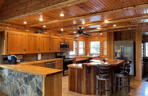 Eddyville House | Lakeside Entertainment Lodge
