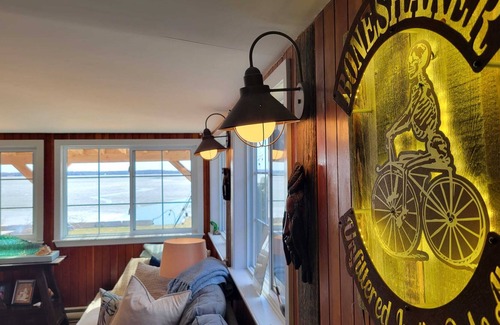 Drummond-North Elmsley House | Lakeside Escape: Cozy Cottage under the stars