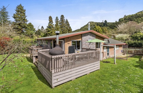 Lake Tarawera Cottage | Lakeside Escape - Lake Tarawera Holiday Home