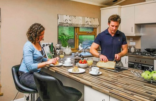 Westcott Ski Chalet | Lakeside Escape Lodge Pet - A