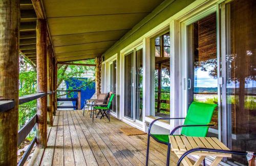 Lakehills House | Lakeside Escape