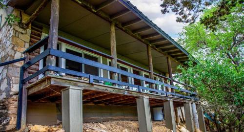 Lakehills House | Lakeside Escape