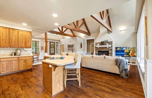 Sagle House | Lakeside Escape Waterfront w/Hot Tub + MTN Views!