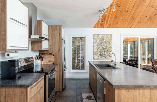 Chertsey Ski Chalet | Lakeside Escape with Spa and Outdoor Fun