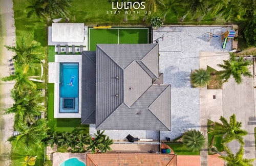 Ludlam House | Lakeside Fun: Pool, Jacuzzi, Games & More!