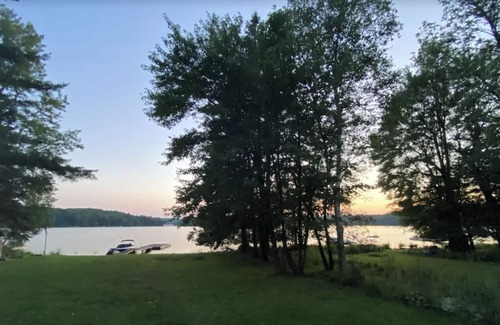 Haliburton Cottage | Lakeside Gem: Family Cottage, 5 mins to Haliburton.
