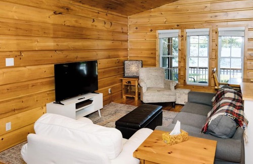 Haliburton Cottage | Lakeside Gem: Family Cottage, 5 mins to Haliburton.
