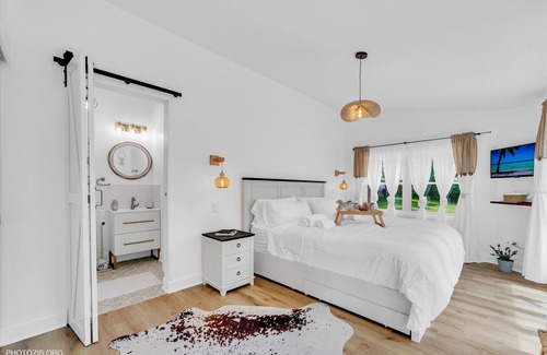 Como House | Lakeside Gem - Luxe 3BR Geneva Retreat w/partial Lake Views