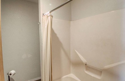 Kingston Apartment | Lakeside Getaway @ Buncombe Creek