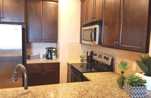Horseshoe Bay Condo | 🌟Lakeside Getaway Luxury Waters Condo @HSB Resort Near Yacht Club Pool HotTub🌟