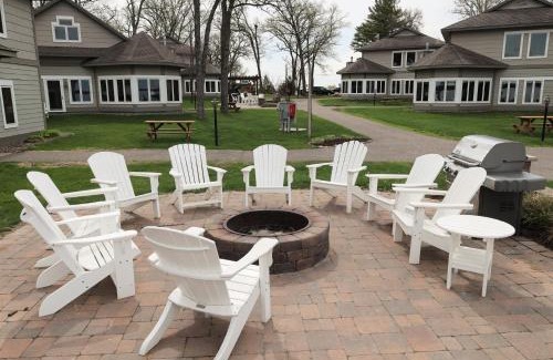 Nisswa Apartment | Lakeside Gull Lake Condo, Playground, Firepit, Boat Rentals