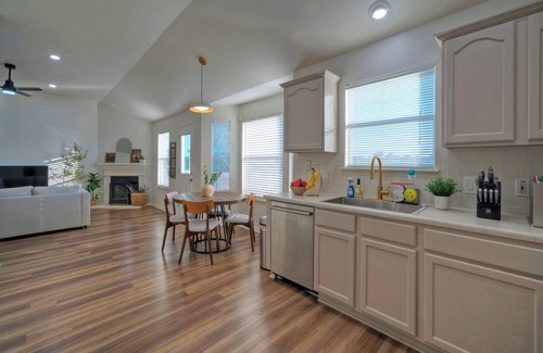 Hutto House | Lakeside heaven Hutto- Lake access 3bedroom near 130