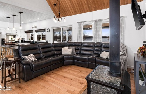 Houston House | Lakeside Heaven Stay in Houston