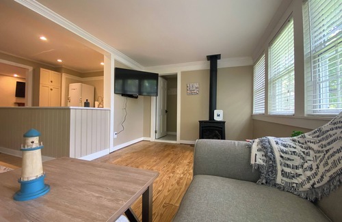 Bay View House | Lakeside Hideaway + Sunroom + Hot Tub + Lake Vibes