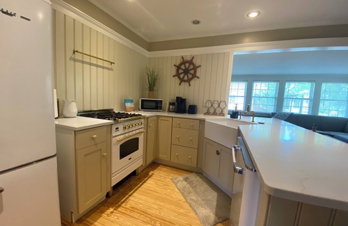 Bay View House | Lakeside Hideaway + Sunroom + Hot Tub + Lake Vibes