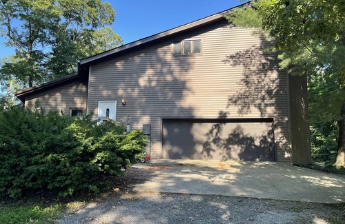 Tompkinsville House | Lakeside Hideaway - Beautiful country setting just minutes from town