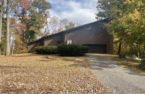 Tompkinsville House | Lakeside Hideaway - Beautiful country setting just minutes from town