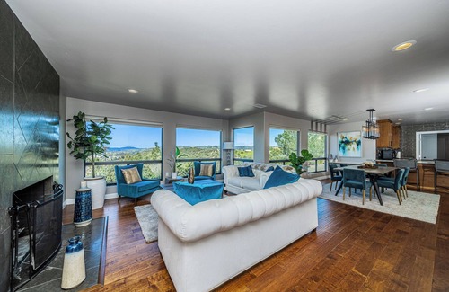 Lakeside House | Lakeside Hilltop Retreat