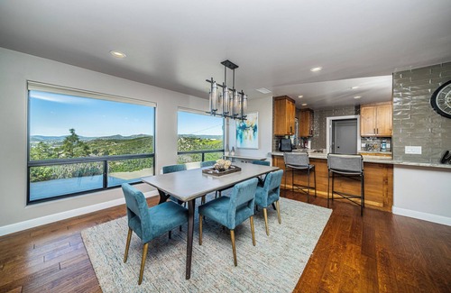 Lakeside House | Lakeside Hilltop Retreat
