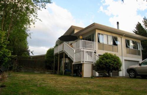 Two Mile Bay House | Lakeside home away from home