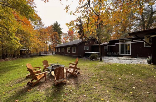 Lakeville House | Lakeside Home Hot Tub + Heated Pool on Private 5 Acres