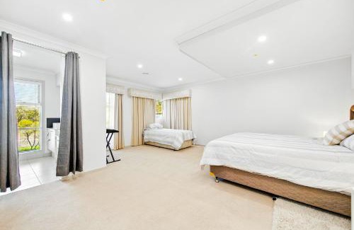 Manor Lakes House | Lakeside House in Manor Lakes
