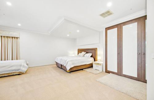 Manor Lakes House | Lakeside House in Manor Lakes