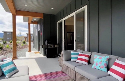 Youbou House | Lakeside House with Forest View - with private dock and beach!