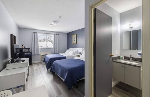 Cloyne Hotel | Lakeside Inn