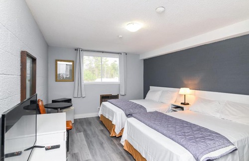 Cloyne Hotel | Lakeside Inn