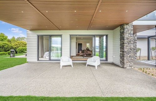 Richmond Downs Cottage | LakeSide Karapiro Downstairs Apartment