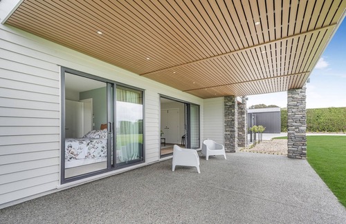 Richmond Downs Cottage | LakeSide Karapiro Downstairs Apartment