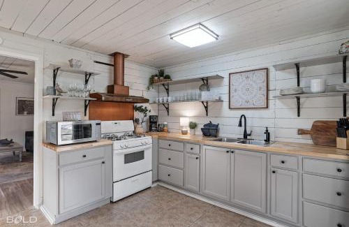 Uncertain House | Lakeside Landing- Waterfront Wcanoe & Kayaks