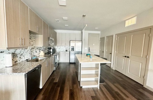 Las Colinas Apartment | Lakeside Living w/Trails, Music + Local Boutiques