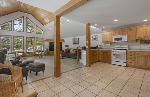 Gray House | Lakeside Living wsandy beach, gas fireplace -easy 25 minute commute to Portland