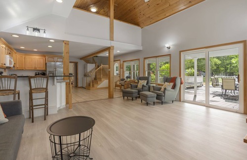 Gray House | Lakeside Living wsandy beach, gas fireplace -easy 25 minute commute to Portland